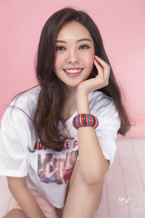 🔴 Người đẹp Kim Ji Eun Khoe Lưng Trần đầy Quyến Rũ Với Váy Ngắn Hai Dây