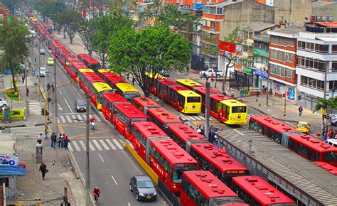 95% of the 1 million vehicles transporting only 17% of the population. O TransMillenio, 17 anos depois