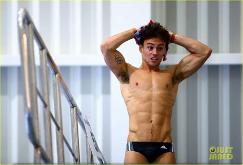 olympic diver tom daley explains why his speedos are so tight watch now photo 3664170