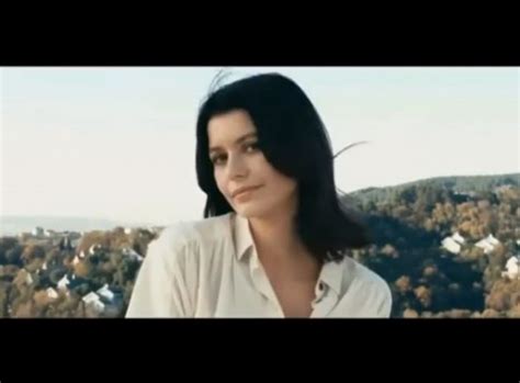 Batman'da i̇pek er'e cinsel saldırıda bulunup intihara sürüklediği suçlamasıyla yargılanan uzman çavuş musa orhan'a hakaret ettiği gerekçesiyle hakkında dava açılan ezgi mola'ya birçok ünlü isimden destek gelmişti. Kenan Doğulu'nun yeni klibinde Beren Saat sürprizi ...