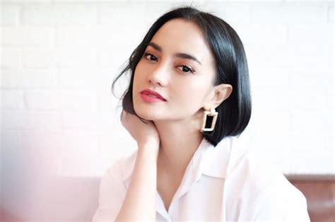 Umur 39 tahun) merupakan seorang aktris berkebangsaan indonesia. Terbukti Negatif Narkoba, Tangan Ririn Ekawati Langsung ...