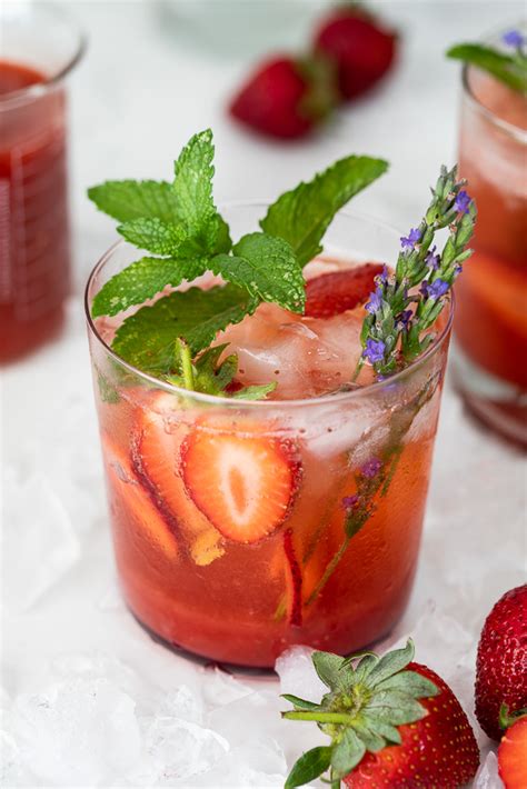 Gin and tonic is easy to prepare, exudes a touch of summer and leaves room for creative ideas. Blushing strawberry gin and tonic - Simply Delicious