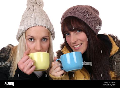 Junge Frauen Beim Trinken Einer Tasse Tee Im Winter Stock Photo Alamy