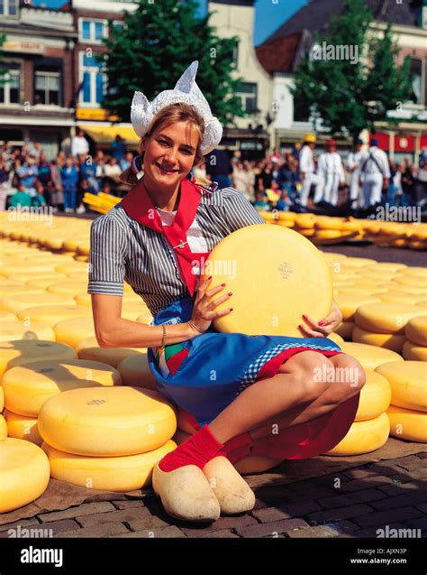 Dutch Costume Woman Cheese Fotos Und Bildmaterial In Hoher Auflösung