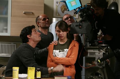 La serie italiana punta, innanzitutto, sulla presenza di volti noti al grande pubblico della fiction e del cinema nostrano, tra cui emilio solfrizzi, neri marcoré, carla signoris. Riccardo Milani, Emilio Solfrizzi e Nicole Murgia sul set ...