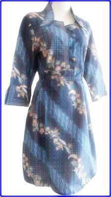 Ambil slip/formulir untuk setor tunai warna biru. Model baju batik wanita modern warna biru