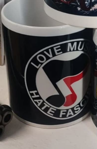Taza Love Music Hate Fascism Fondo Negro Punk Rocket Madriz