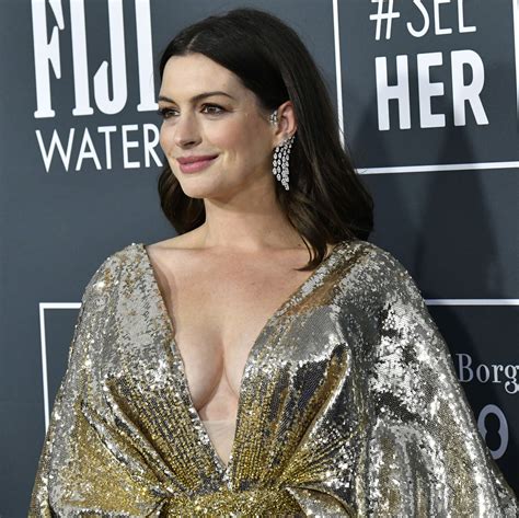 Anne Hathaway Stuns In A Sparkly Dress At The 2020 Critics Choice Awards Anne Hathaway Sexy