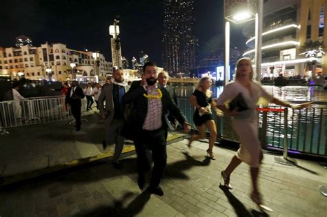 Fire Engulfs Luxury Dubai Hotel Forcing Evacuation Of New Years Crowd The New York Times