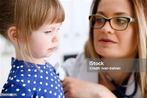 Anak Kecil Dengan Ibu Di Resepsi Dokter Anak Foto Stok Unduh Gambar