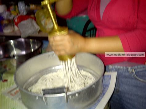 Rebus tepung beras dengan api kecil, aduk terus dengan sendok kayu. Cik Nadia: Laksa Tepung Beras