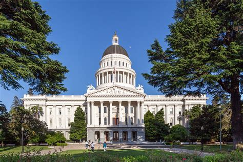 Перевод слова capital, американское и британское произношение, транскрипция, словосочетания, однокоренные слова, примеры использования. California State Capitol - Wikipedia