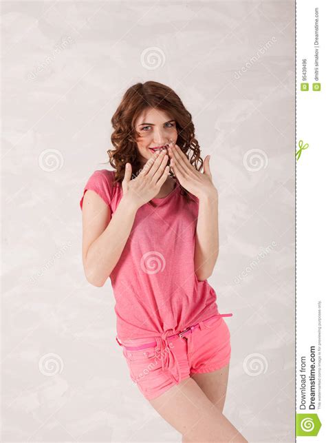Pinup Estilo Da Menina Em Um Vestido Cor De Rosa Foto De Stock Imagem