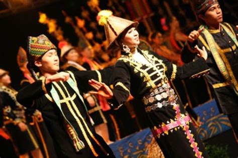 Tarian sumazau merupakan sejenis tarian tradisi rakyat sabah yang amat terkenal di sabah dan di seluruh malaysia. domba2domba: Kisah Di Sebalik Lagu "Mamarayou Oku ...