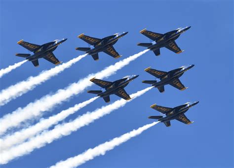 Us Navy Blue Angels Fa 18e Super Hornets Performing As Flickr
