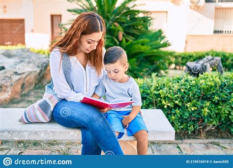 Adorable Madre E Hijo Latinos Sentados En El Banco Y Leyendo Un Libro