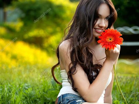 Hermosa Mujer Con Gerbera Flor Disfrutando De La Naturaleza