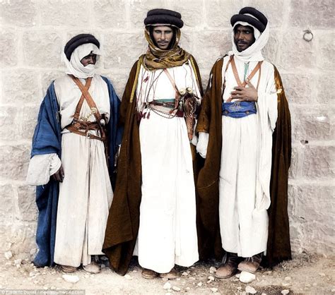 Fascinating colourised images show the Bedouin tribe 人设 Arab revolt