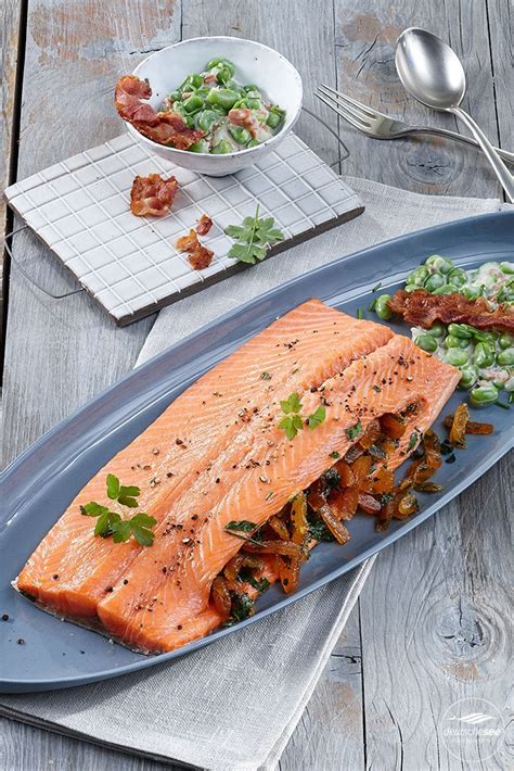 Bessara (dip aus saubohnen und koriander). Gefülltes Fjordforellen-Filet: Die Fjordforelle erhält durch die Aprikosenfüllung ein herrlich ...