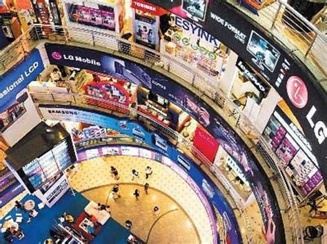 Located on jalan bintang , and away from the main roads of the area, the mall opened in 1999, and over time has branded itself as the oasis for it products. Low Yat Plaza | Shopping in Bukit Bintang, Kuala Lumpur