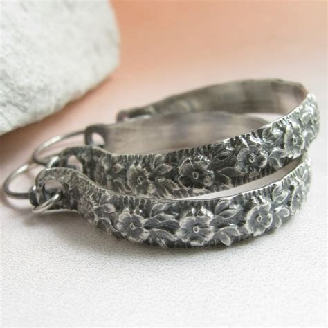 5.9 gm these earrings are made of 925 hypoallergenic sterling silver. 1.5" floral pattern sterling silver hoop earrings | Mocahete