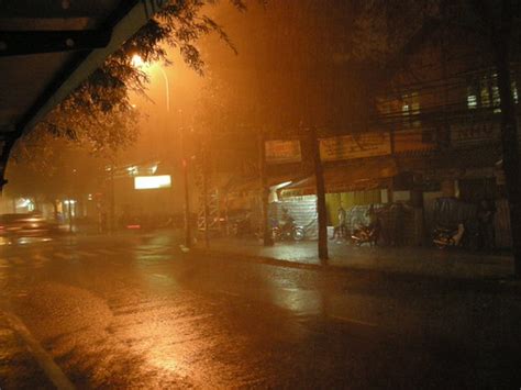 Sài gòn mưa nắng thất thường quá. Mưa đêm Sài Gòn - Điều còn lại của điều mãi mãi...
