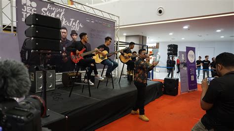 Persembahan di showcase anugerah meletop era 2018 oleh projector band dengan lagunya meskipun kau tahu! Pelancaran Konsert Projector Band - Mia Liana