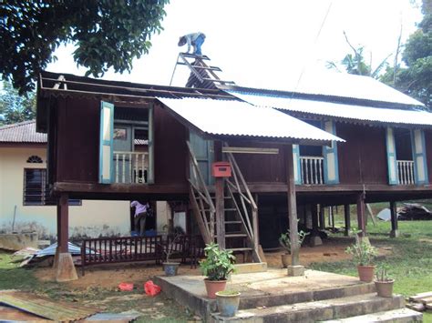 Dia ni asal orang kedah dan pandai cakap sabah sebab emak dia orang sana. Rumah Berhantu Di Lumut - Omong j