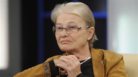 Elhunyt törőcsik mari, a nemzet színésze és a nemzet művésze, a magyar színjátszás jött törőcsik mari kalapban, elegáns nyári blúzban, fehér farmerben, s már mondta is, hogy: Törőcsik Mari Lánya / Emberek Es Emberek Filmtett Erdelyi ...