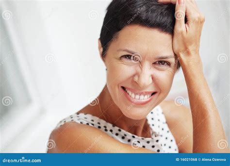 ηλικίας όμορφη μέση γυναίκandalp Στοκ Εικόνες εικόνα από Lifestyle Agedness 16021068