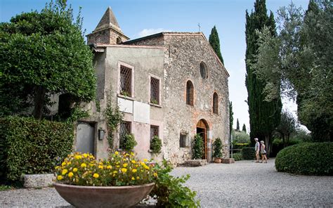 Nella notte fra il 28 e il 29 giugno, festività dei santi pietro e paolo, si riempie un contenitore di vetro con dell'acqua, all'interno di esso vi si versa. Chiesa San Pietro in Mavino: la più antica chiesa di Sirmione