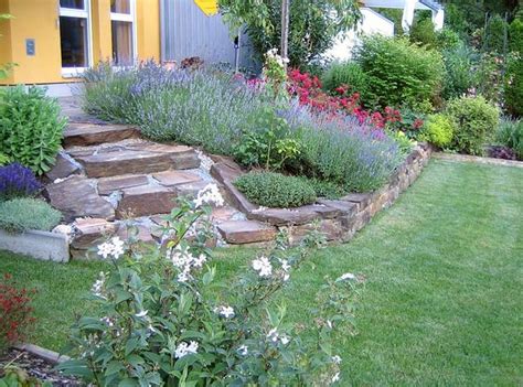 Gestalten sie einen garten am hang mit gabionen stapeln sie idealerweise mehrere metallkörbe übereinander mit leichter neigung zur böschung hin. Gestaltung des nächsten Gartenbereichs! - Mein schöner ...