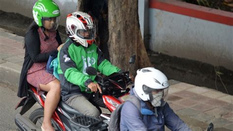 Indonesias Muslim Women Hail Female Only Motorbike Taxis Lifestyle
