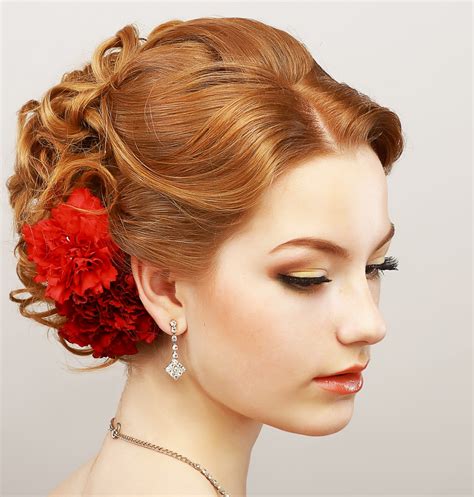 Make the rest part into an adorable bun and twist the side sections around it. 28 Pretty Easy Prom Hairstyles for Short and Medium Length ...