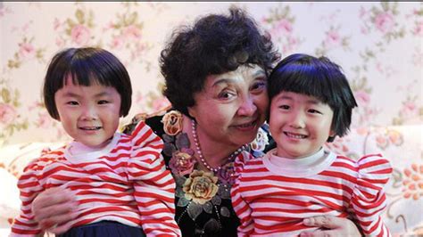 Nenek Usia 60 Tahun Lahirkan Anak Kembar Video