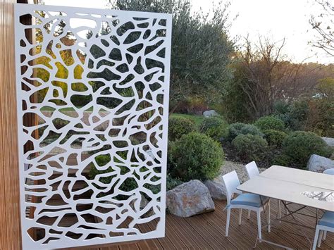 Brise vue design pour un jardin : pensez au bois