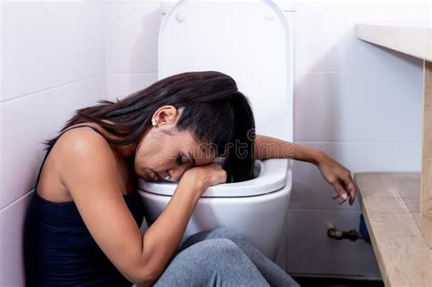 Femme Latine Ivre S Asseyant Sur Le Plancher De Toilette Tenant Une