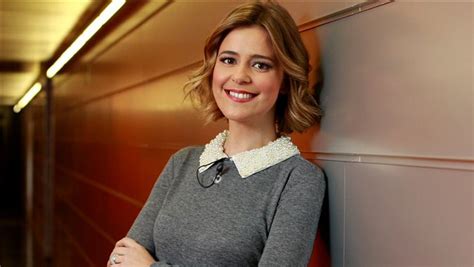 É uma das apresentadoras mais queridas e acarinhadas pelo público, sendo um dos rostos mais solicitados na programação da tvi. Leonor Poeiras confiante para a estreia de "Rising Star" - Fantastic - Mais do que Televisão