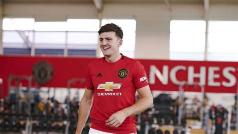 Share the best gifs now >>>. Pique Believes Harry Maguire Will Lead Manchester United ...