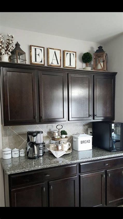 The top of your cabinets are no longer going to be the eyesore of your kitchen. 45 Farmhouse Kitchen Cabinets Decor Ideas On A Budget in ...