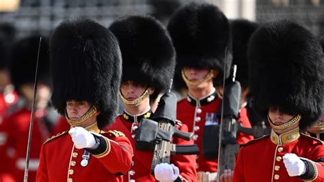 Inside The Duties Of A Royal Guard's Shift