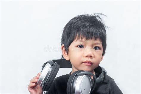 Little Boy Lindo Con El Auricular En El Fondo Blanco Imagen De Archivo