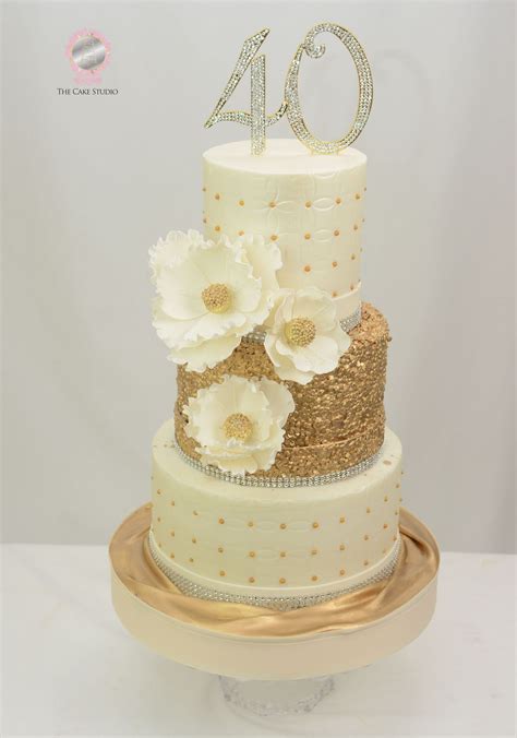 Time to celebrate the occasion with 40th birthday gift ideas. Gold and White Cake | 40th birthday cake for women, Gold ...