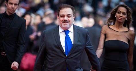 Dans quinze jours ailleurs, téléfilm diffusé mercredi sur france 2, à 20h45, didier bourdon campe un cadre sous pression, qui pète les plombs en pleine réunion. Didier Bourdon et sa femme Marie-Sandra - Montée des ...