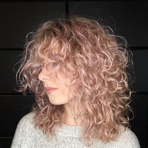 Layered bob messy, wavy and layered, this short curly haircut is an epitome of cool style. Medium Layered Hairstyle for Fine Curly Hair | Curly hair ...