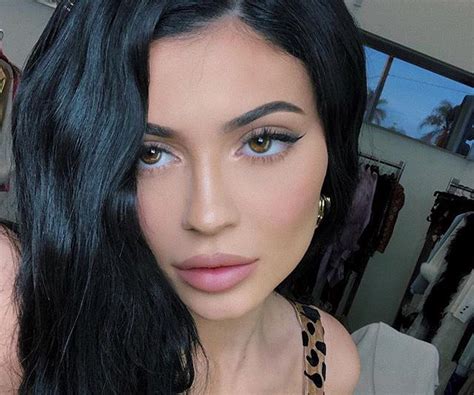 Kylie Jenner Loses Instagram Record To Picture Of An Egg Elle Australia