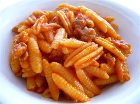 Les malloreddus sont des pâtes en forme de petits gnocchis. Recette Malloreddus alla campidanese