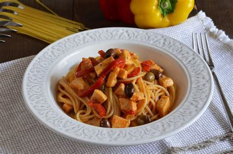 Quando il vino è evaporato, aggiungete il brodo vegetale, mescolate. Pasta con pesce spada e peperoni - La Ricetta della Cucina ...