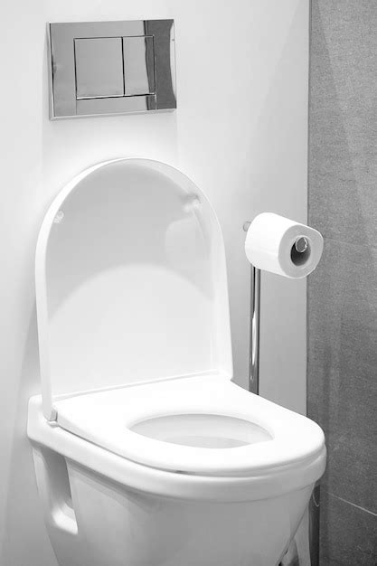 Banheiro Branco No Banheiro Foto Premium