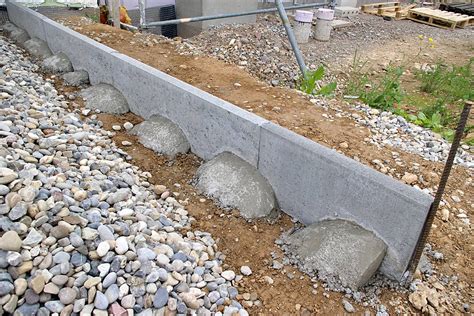 Geschwungene rasenkanten lassen sich so mit den gebogenen steinen verlegen, so dass der. hochwertige Baustoffe: Rasenkantensteine betonieren